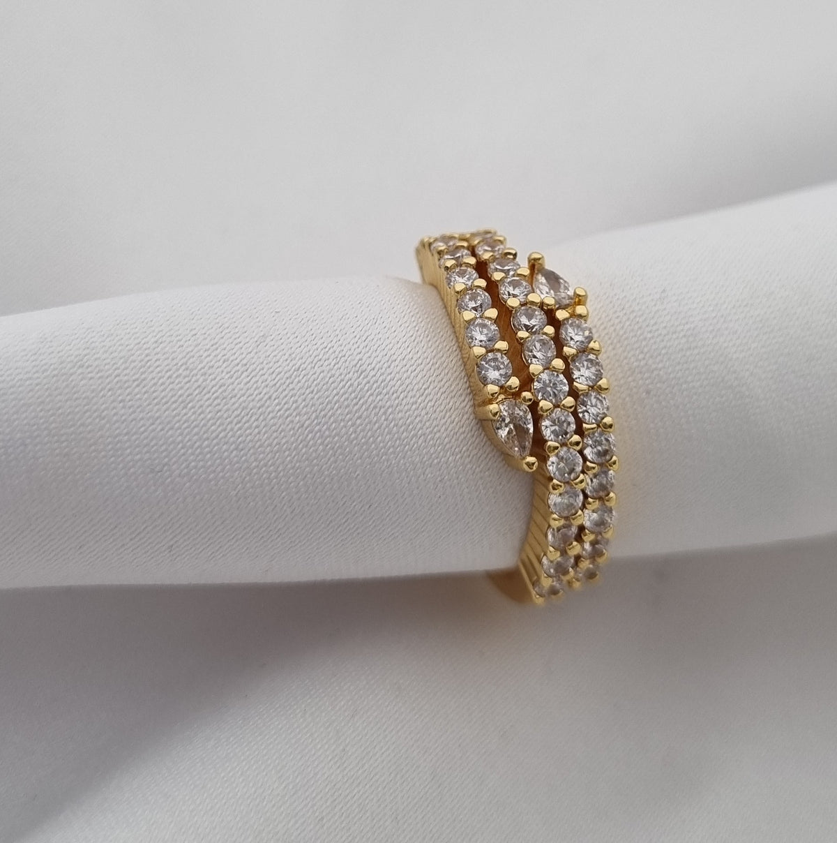 Hugging Diamonds Ring
