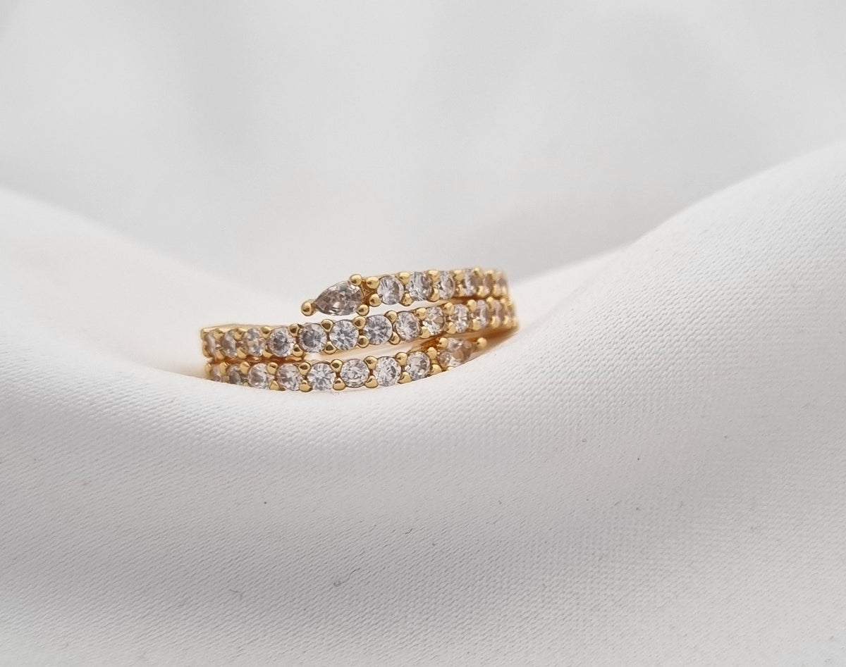 Hugging Diamonds Ring